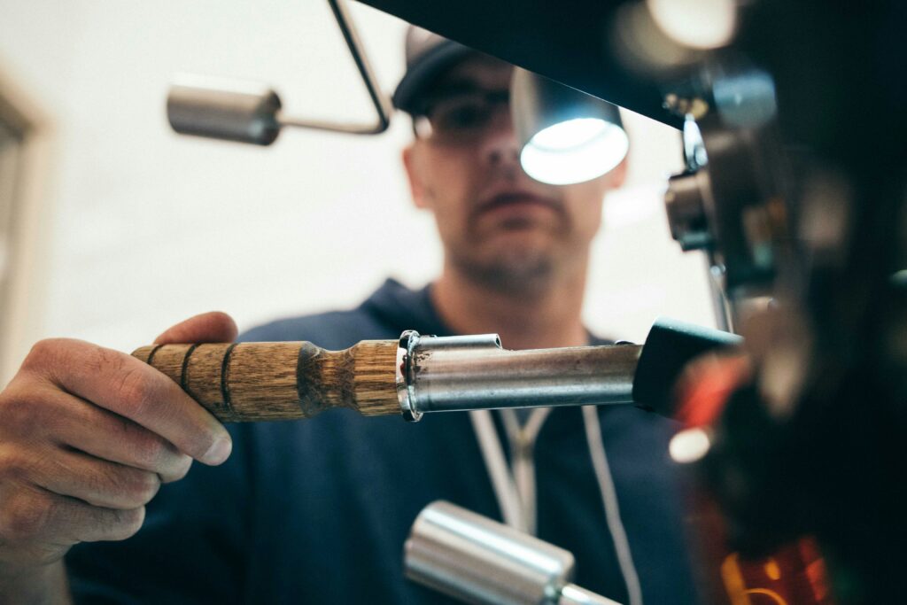 Technicien utilisant un amplificateur acoustique pour détecter une fuite d'eau