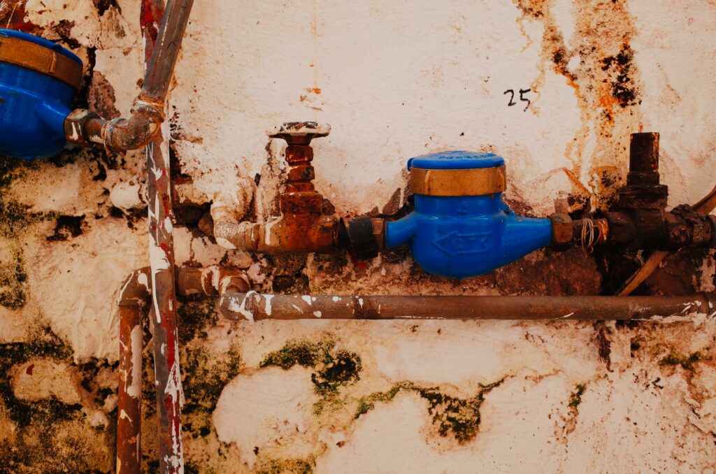 Installation de compteurs d'eau et canalisations corrodées, exemple de l'infrastructure inspectée