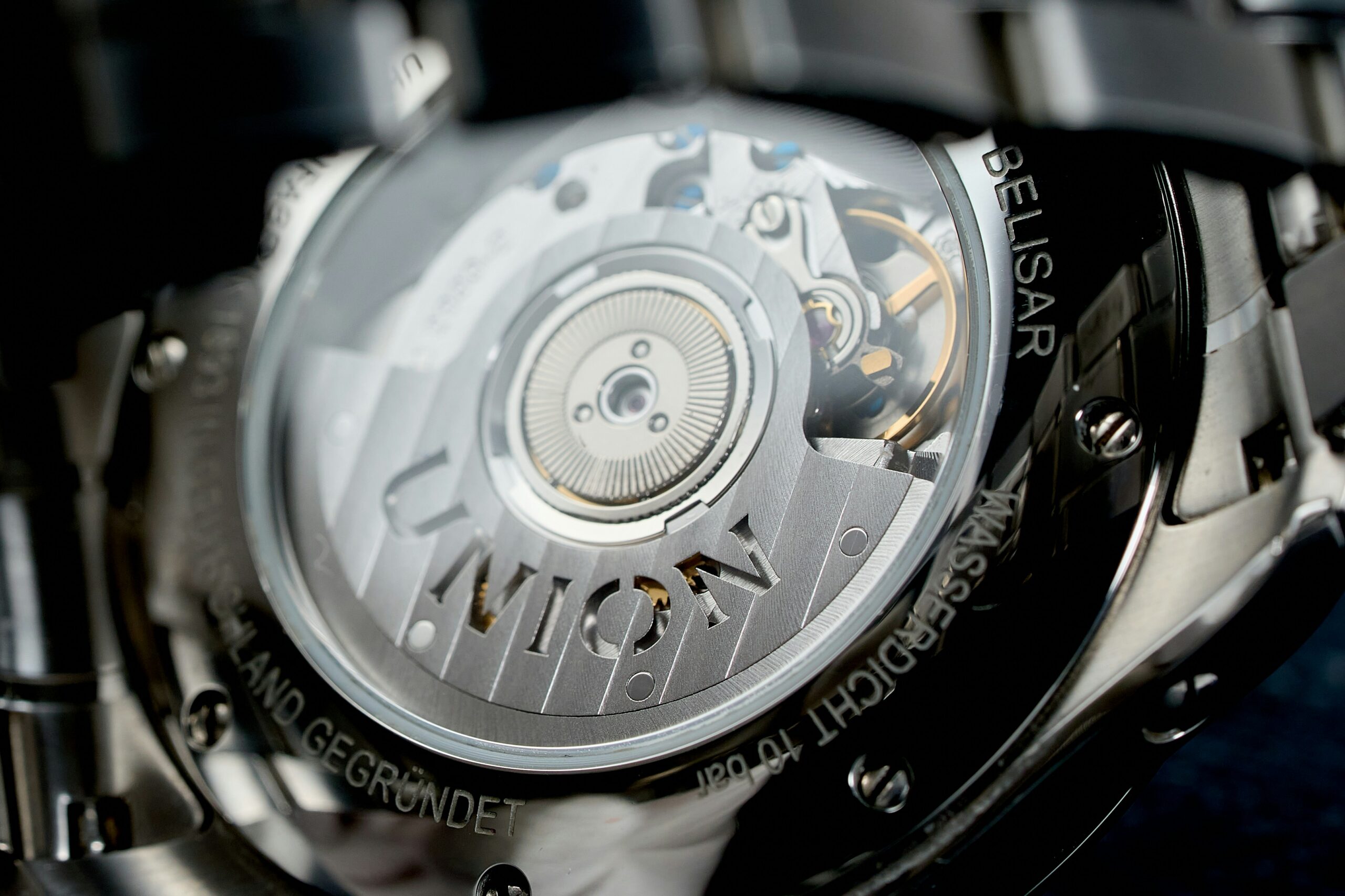 Les rouages et mécanismes internes d'une montre mécanique vus à travers le fond transparent