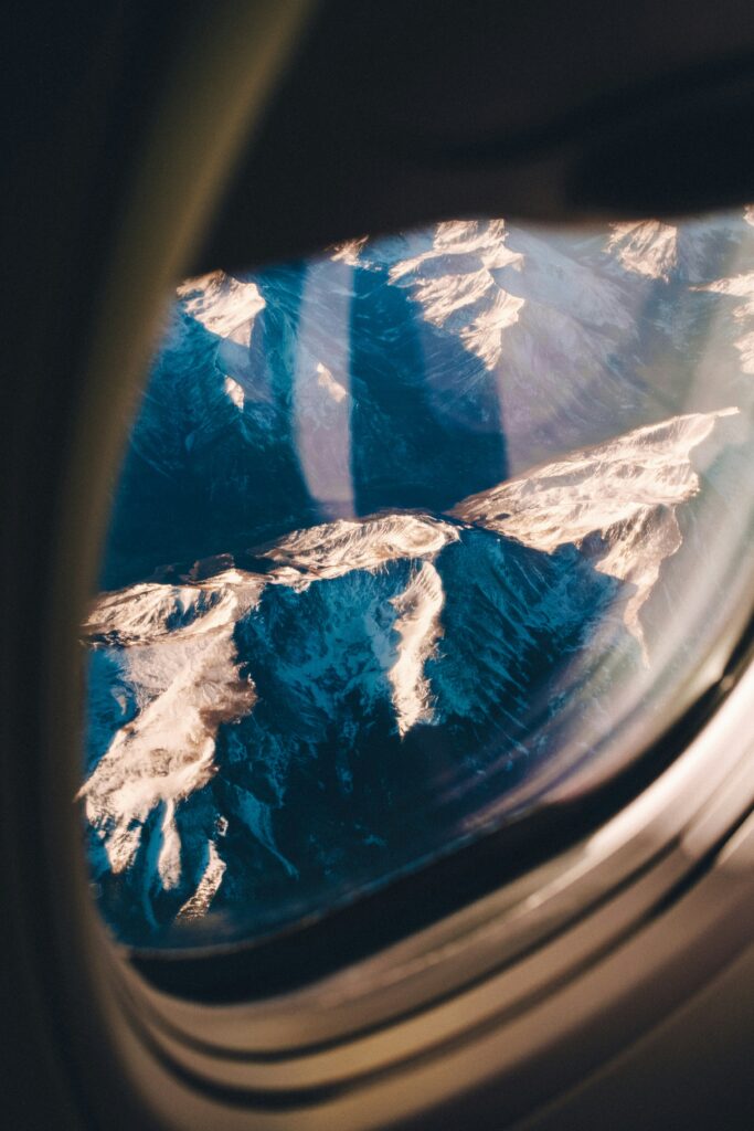 Vue aérienne des pics enneigés de l'Himalaya depuis le hublot de l'avion vers Lukla