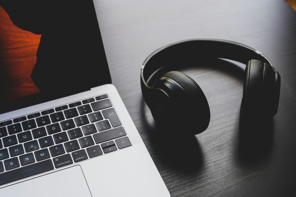 Casque audio premium AirFlow Pro posé sur un laptop dans un espace de travail minimaliste