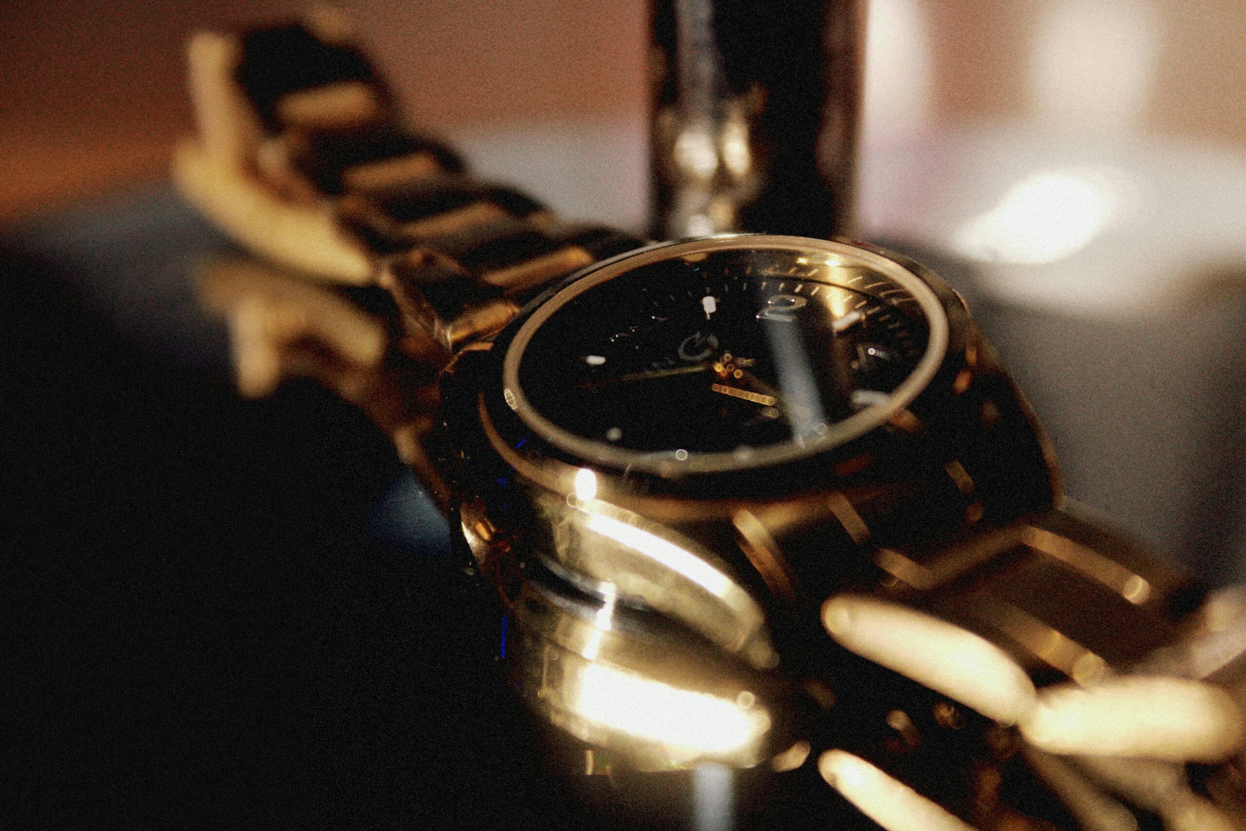 Montre de luxe dorée posée sur une surface réfléchissante