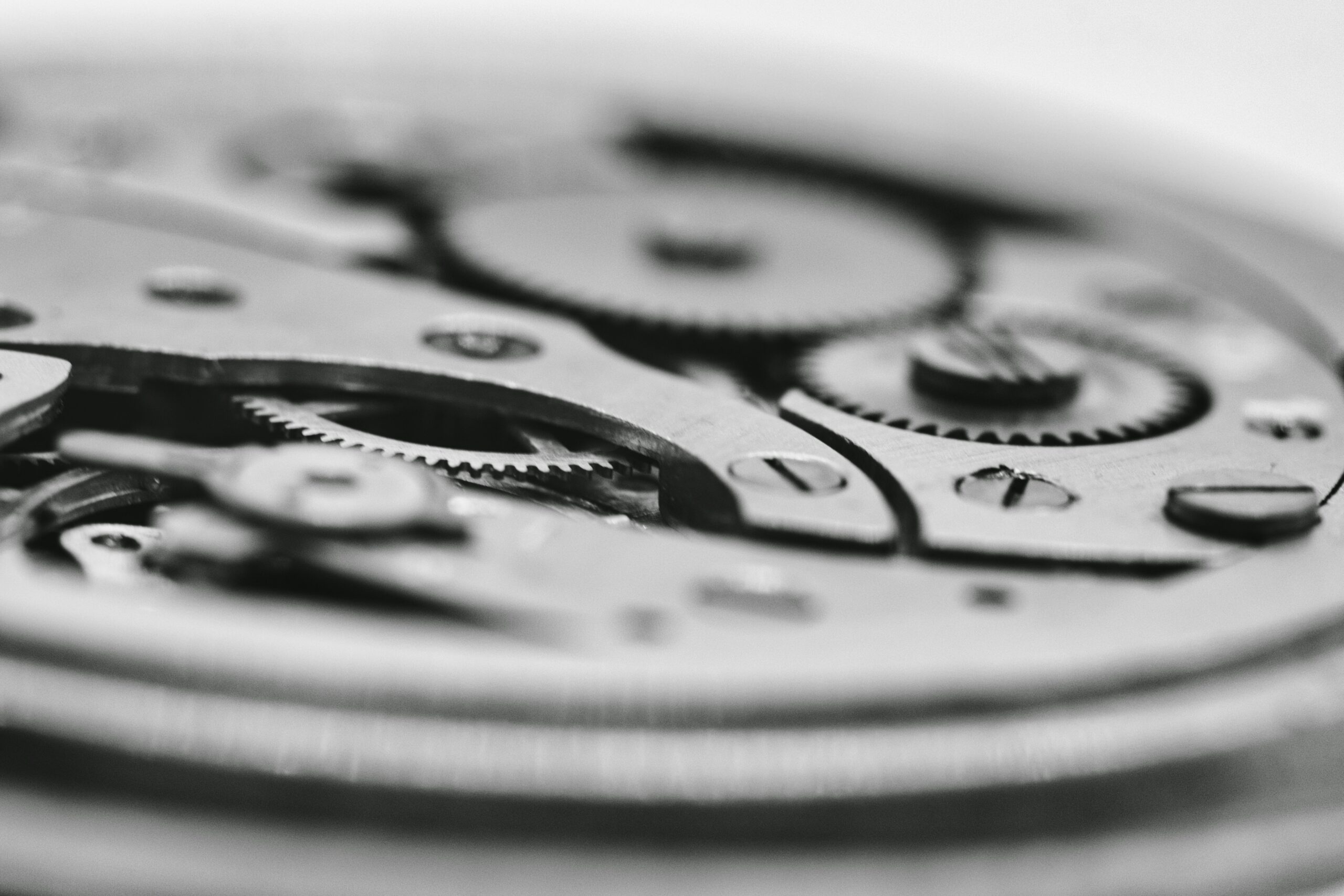 Engrenages et composants mécaniques d'une montre en macro photographie