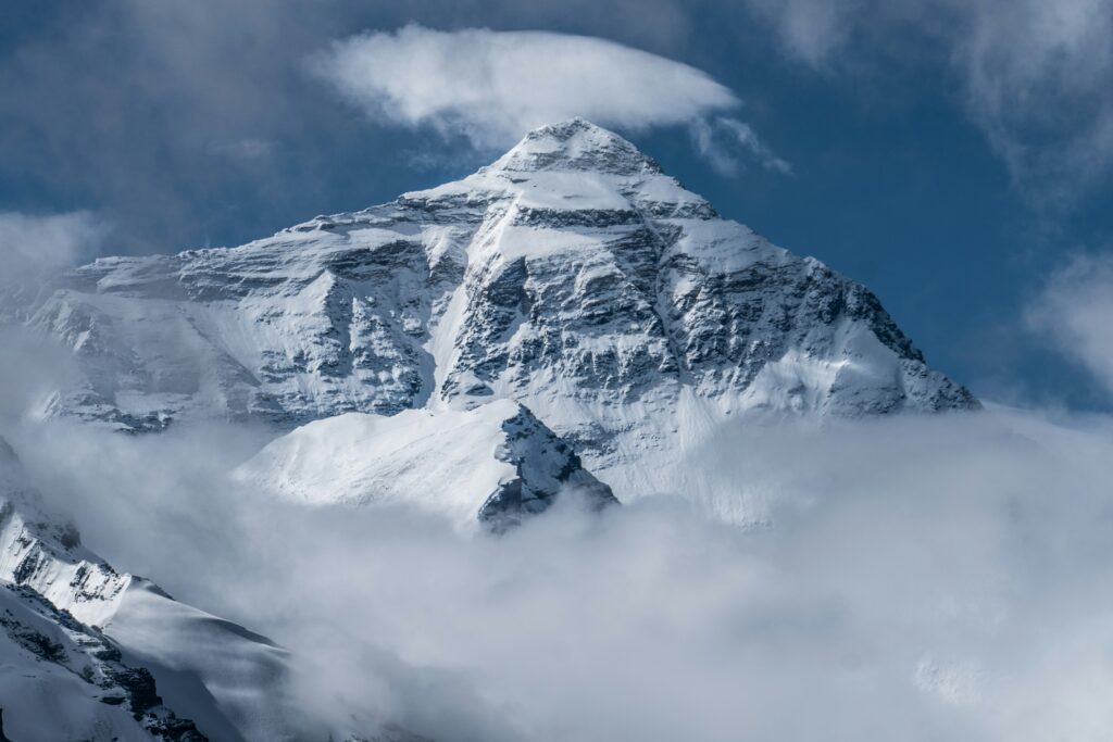 Le sommet de l'Everest émergeant des nuages à haute altitude