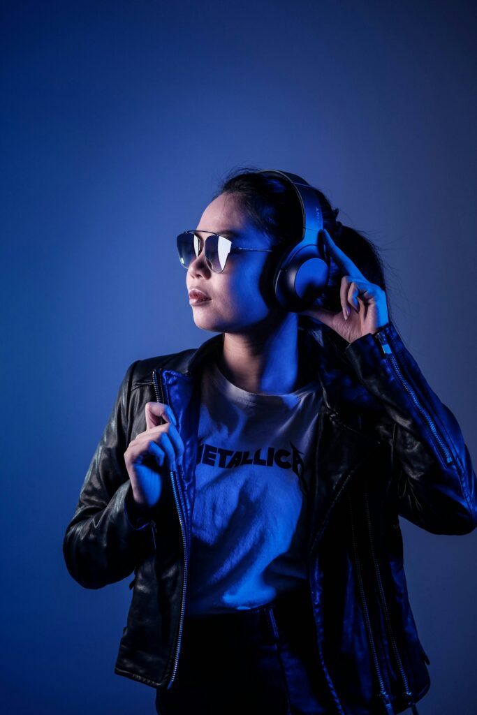 Portrait lifestyle d'une femme portant les AirFlow Pro, illustrant l'adoption du casque par les utilisateurs modernes
