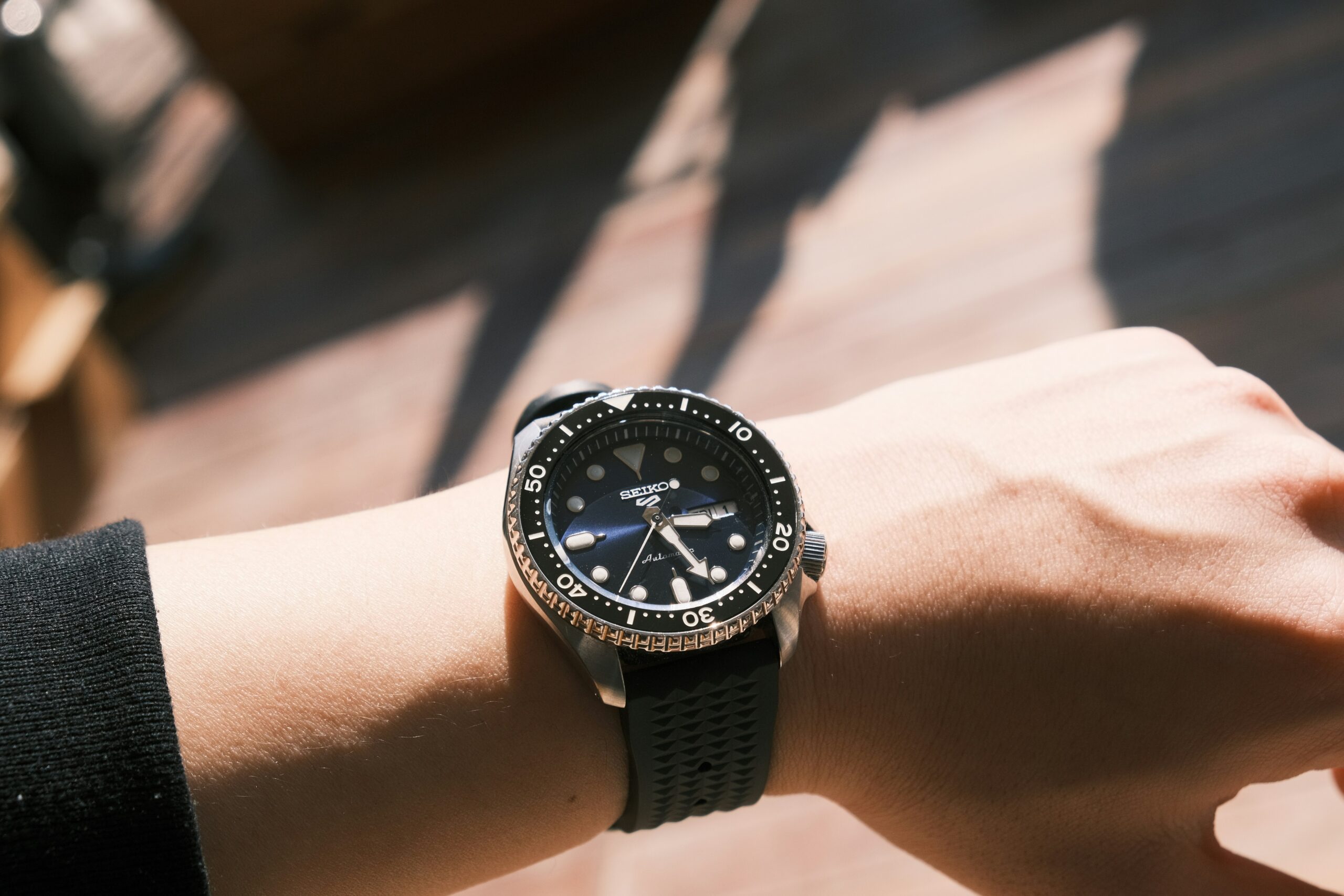 Montre Seiko automatique portée au poignet en conditions réelles, illustrant le confort et l'ajustement d'une première montre mécanique de qualité