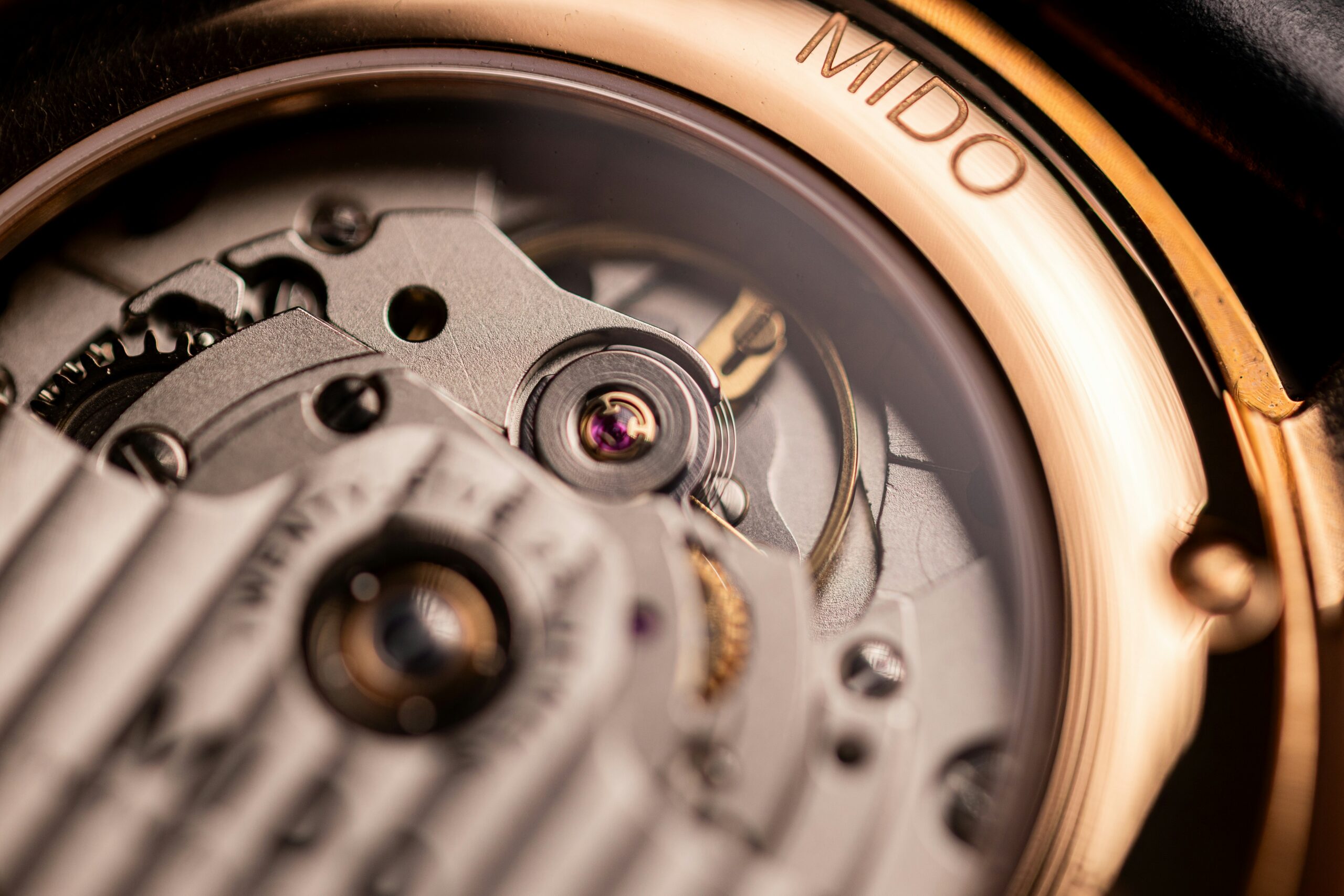 Mouvement mécanique de montre Mido illustrant la précision et la complexité de l'horlogerie de qualité