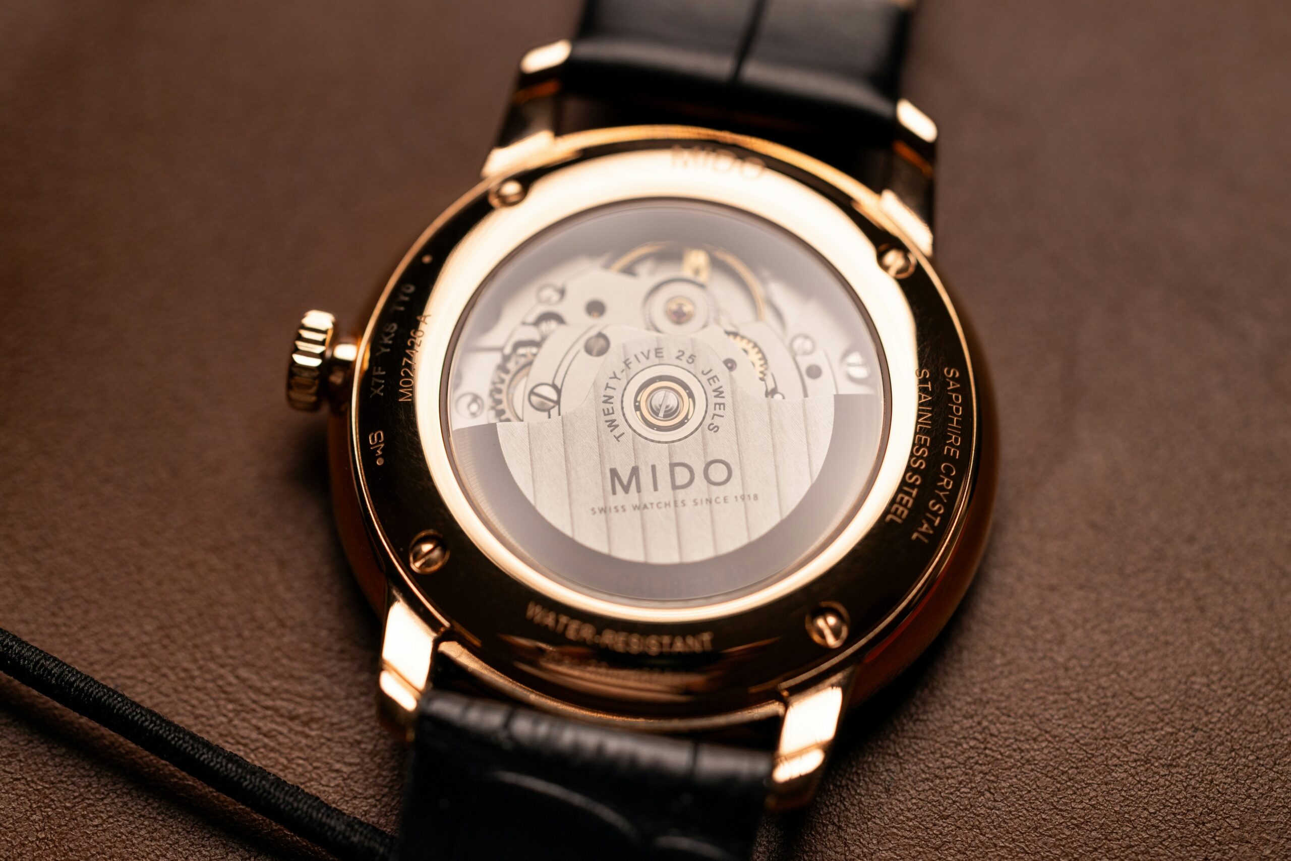 Fond de boîte avec affichage du mouvement automatique visible d'une montre Mido