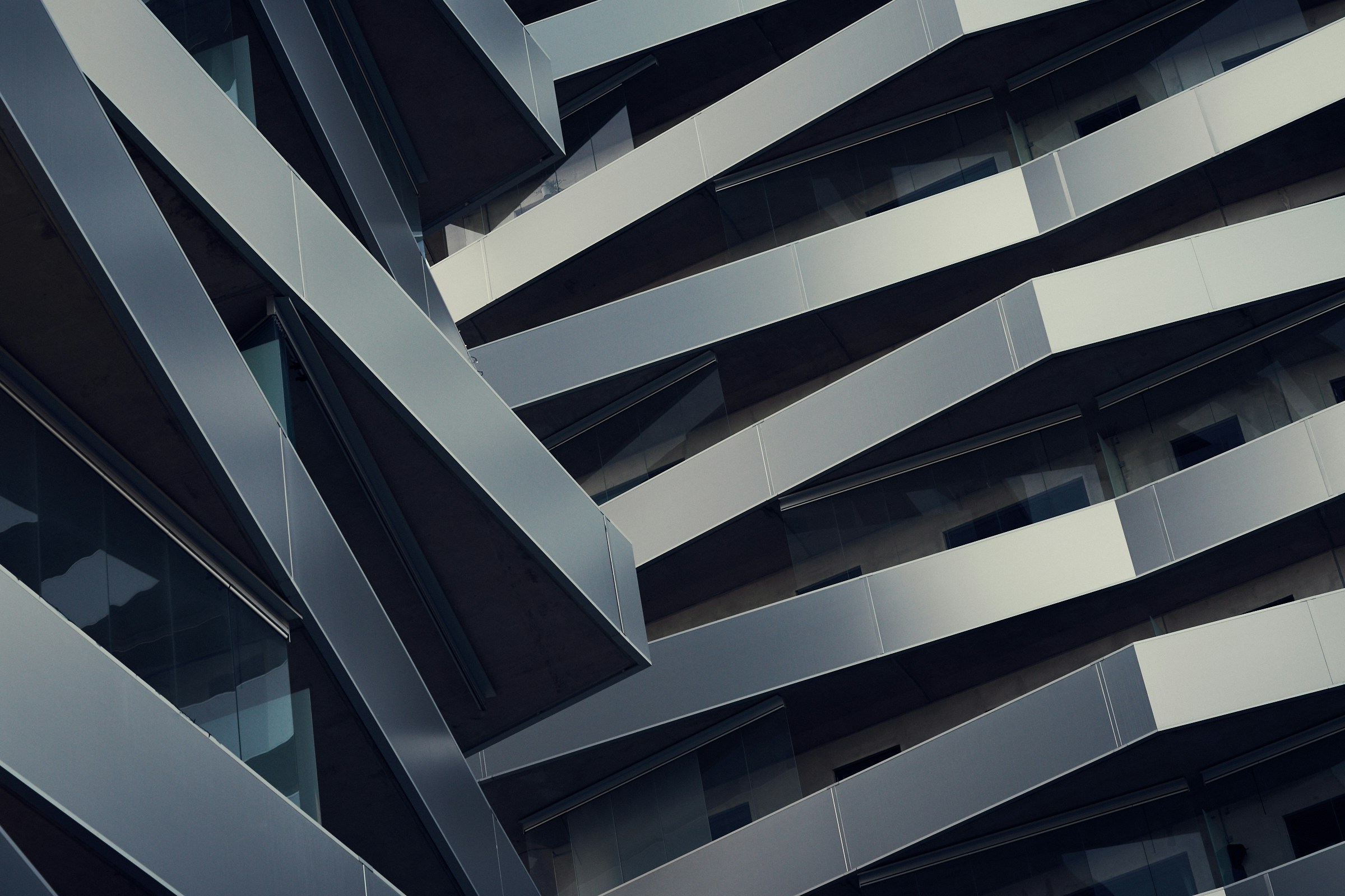 Façade moderne d'un bâtiment contemporain, lignes géométriques et structure métallique