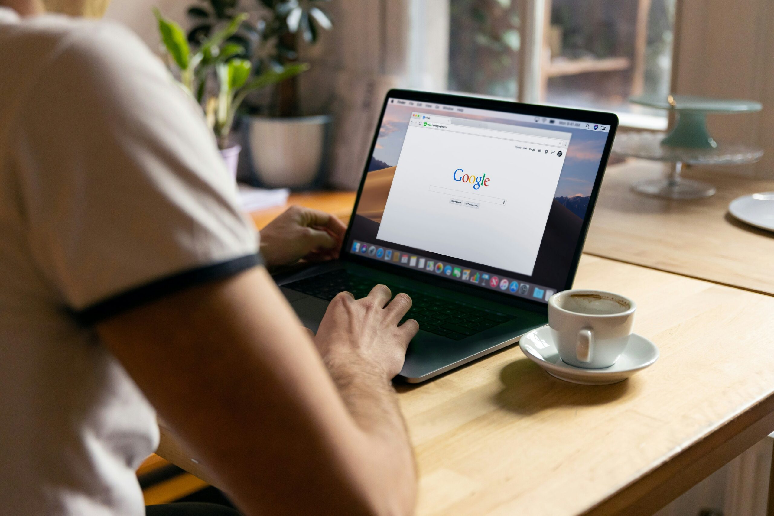 Professionnel travaillant sur son ordinateur avec la page de recherche Google ouverte