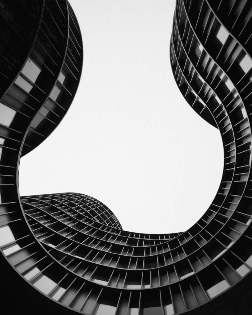 Photographie d'architecture en noir et blanc mettant en avant les courbes et motifs géométriques d'une façade