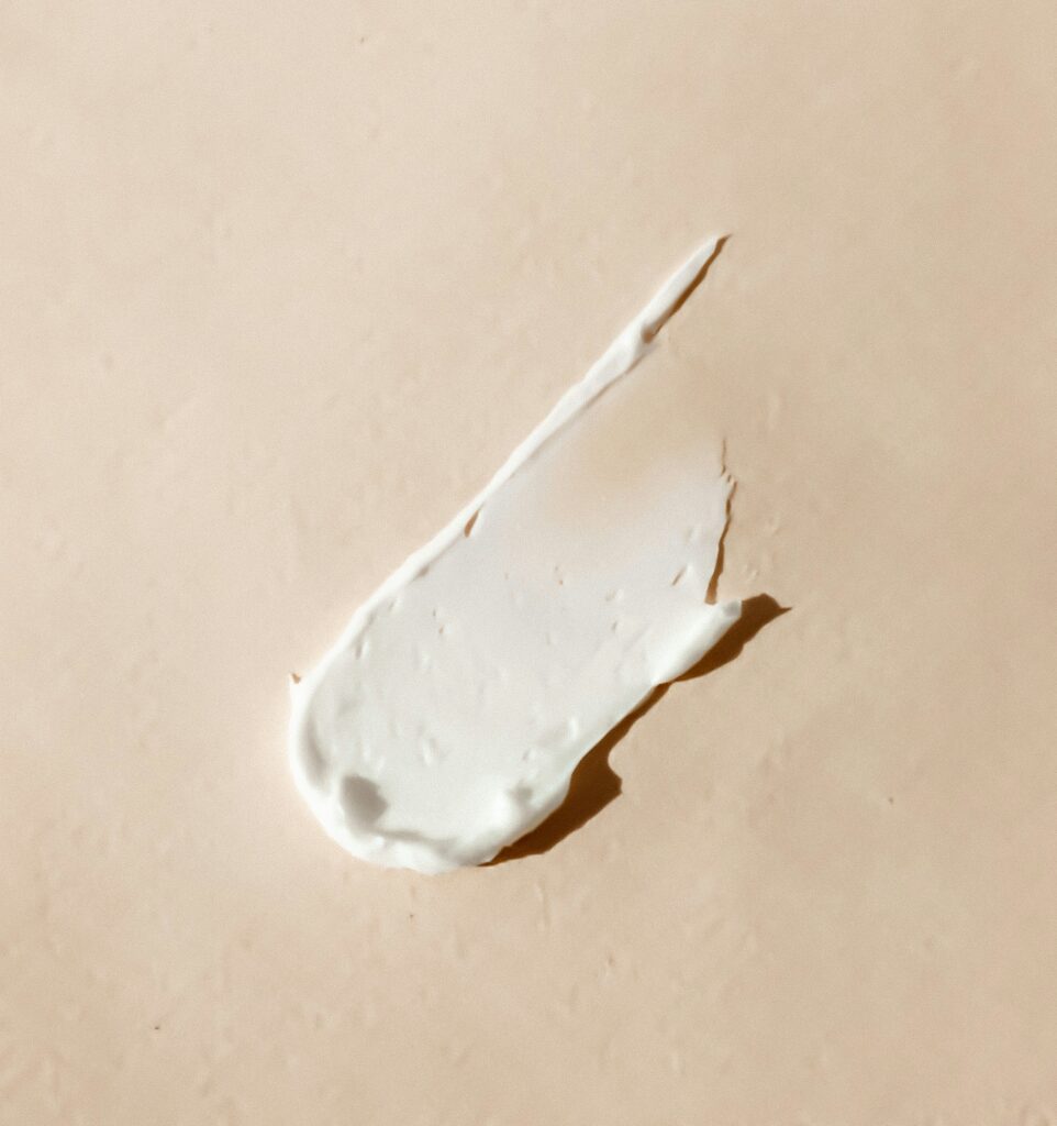 Texture lisse et crémeuse d'un soin visage Nūde, illustrant la formulation minimaliste