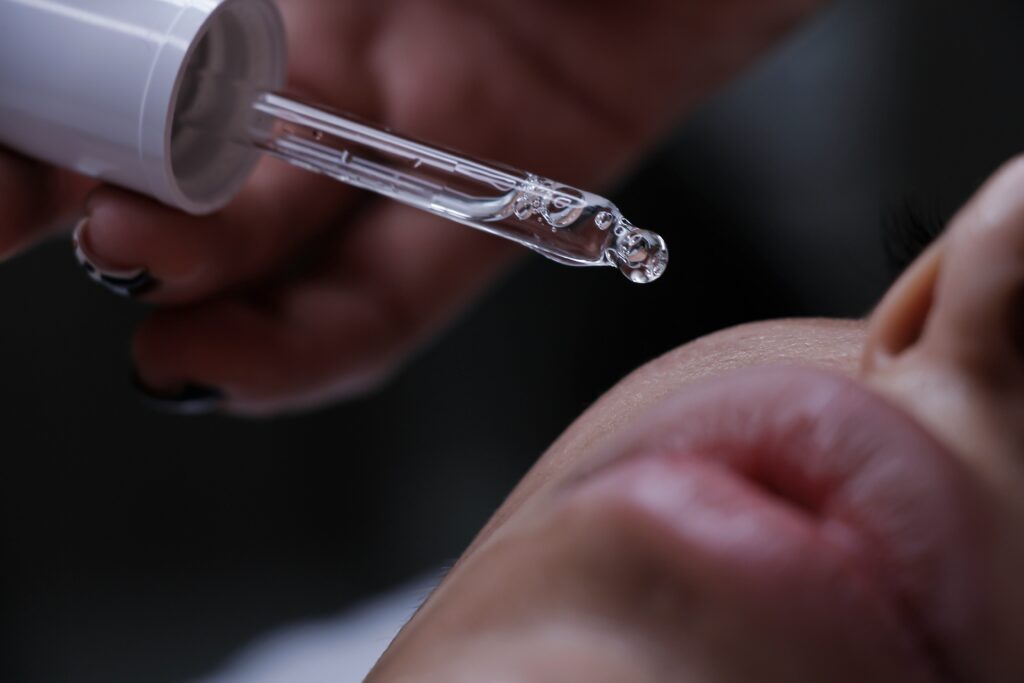 Sérum concentré Nūde appliqué à la pipette sur la peau du visage