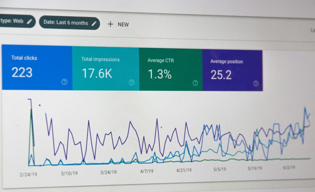 Tableau de bord de Search Console affichant l'évolution des impressions et clics organiques de PayFlow