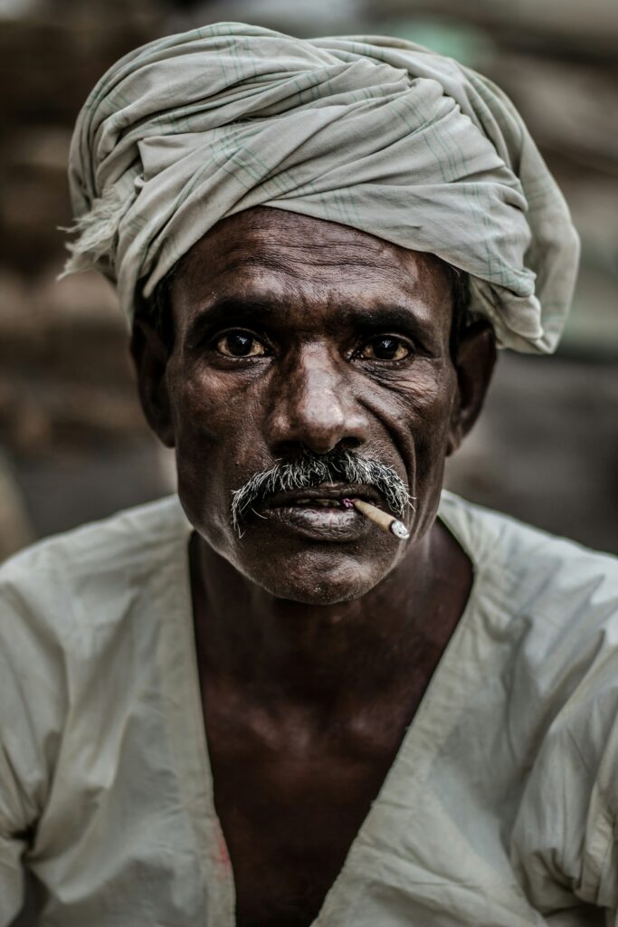 Portrait d'un homme âgé en turban, saisi dans un moment d'authenticité et de présence